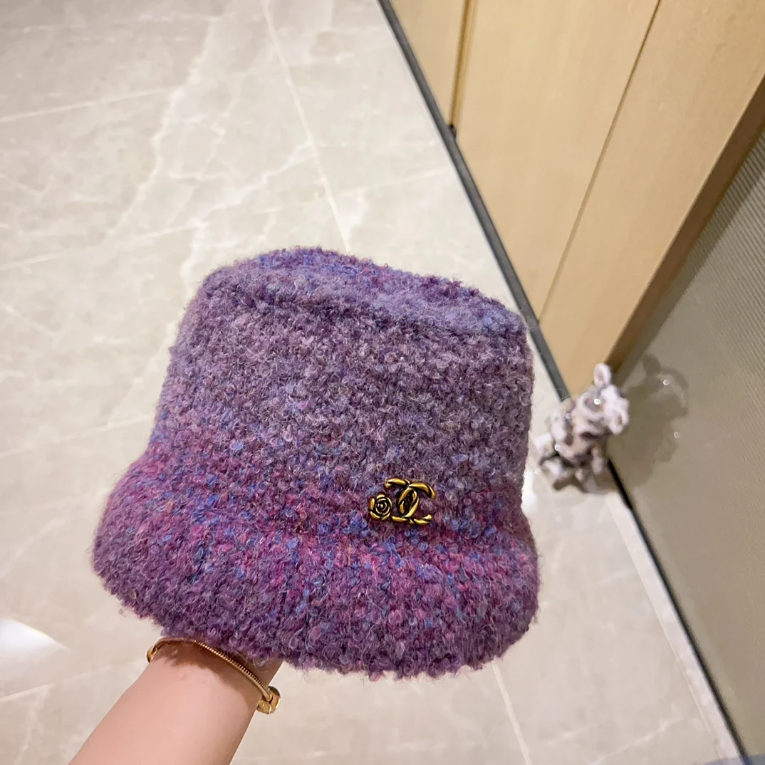 Кашемировая вязаная рыбацкая шапка Chanel осень/зима 2023 — фиолетовая