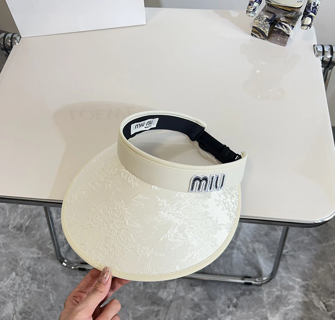Новая летняя солнцезащитная шляпа Miu Miu 2024 с китайским узором - белая.