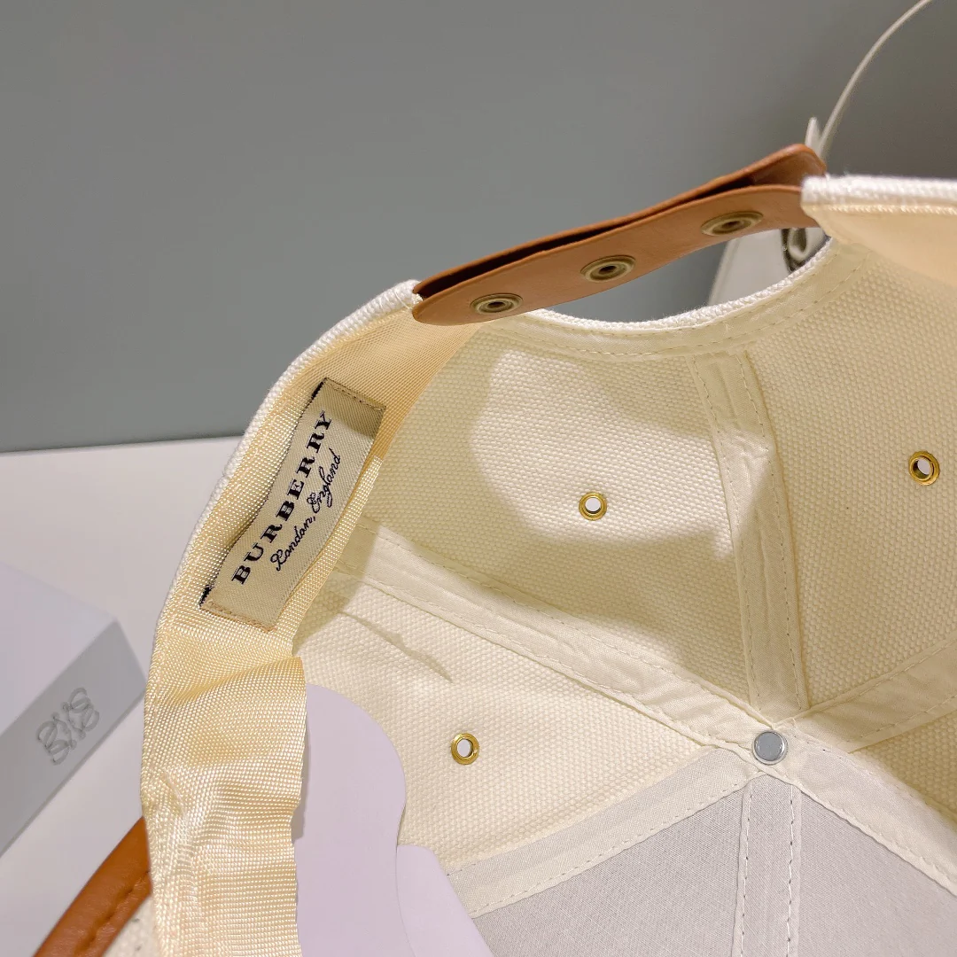 Бейсболка Burberry Весна/Лето 2023