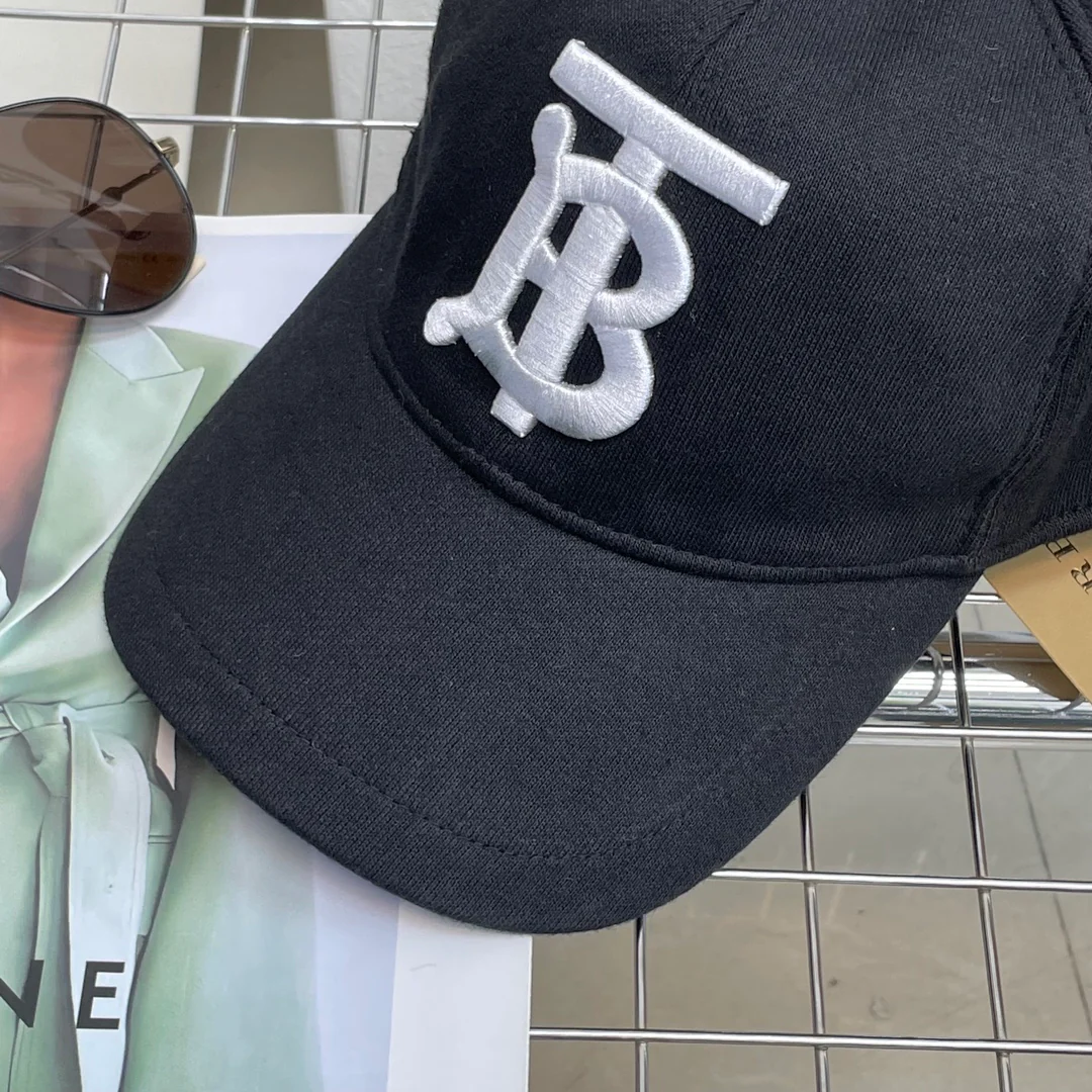 Burberry - Новая клетчатая бейсболка с большой вышивкой буквы B