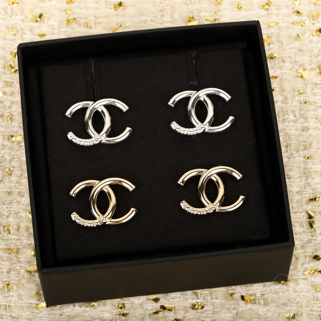 Chanel - 25 пенсов, глянцевые серьги в виде двойной буквы С