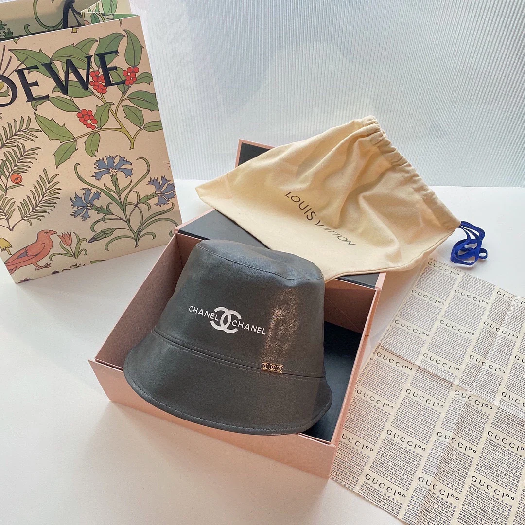 Chanel - Кожаная рыбацкая шляпа