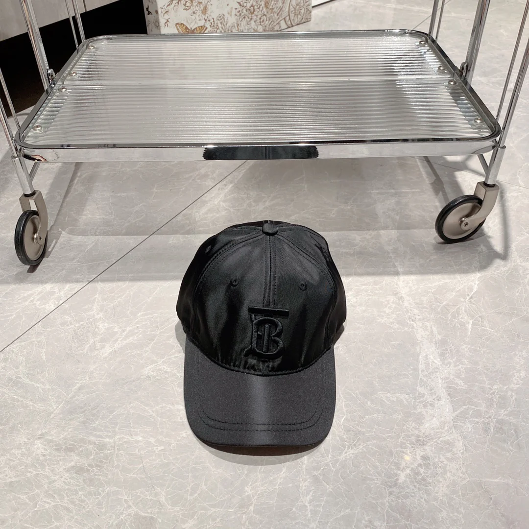 Новинка сезона весна/лето 2023 от Burberry - глянцевая бейсболка TB - черная.