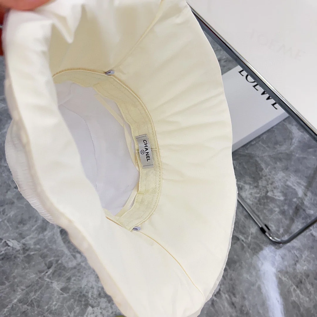 Новая элегантная шелковая шляпа от солнца Chanel 2024 с бантом - белая.