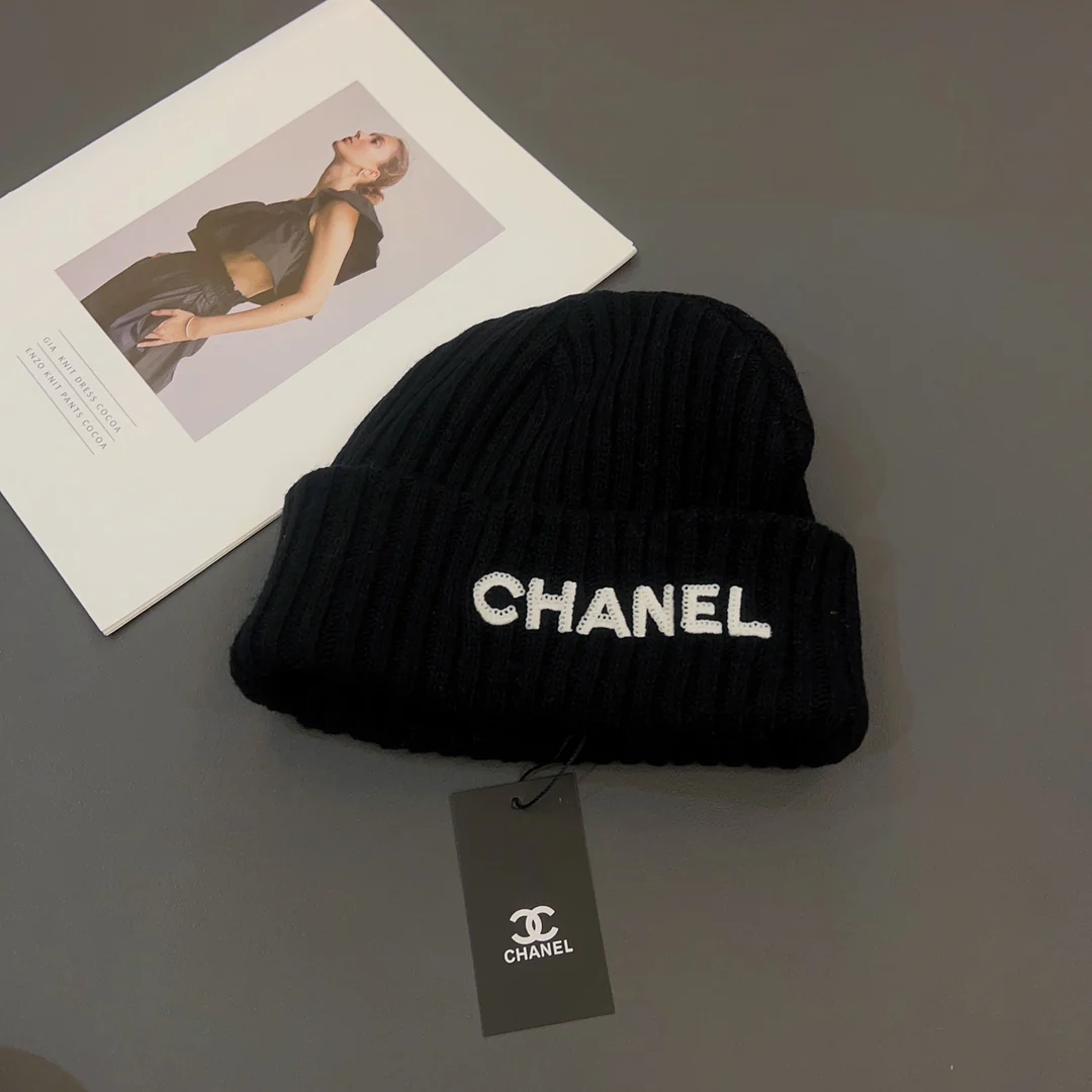 Chanel - Шапка-бини с вышивкой и пайетками - Черная