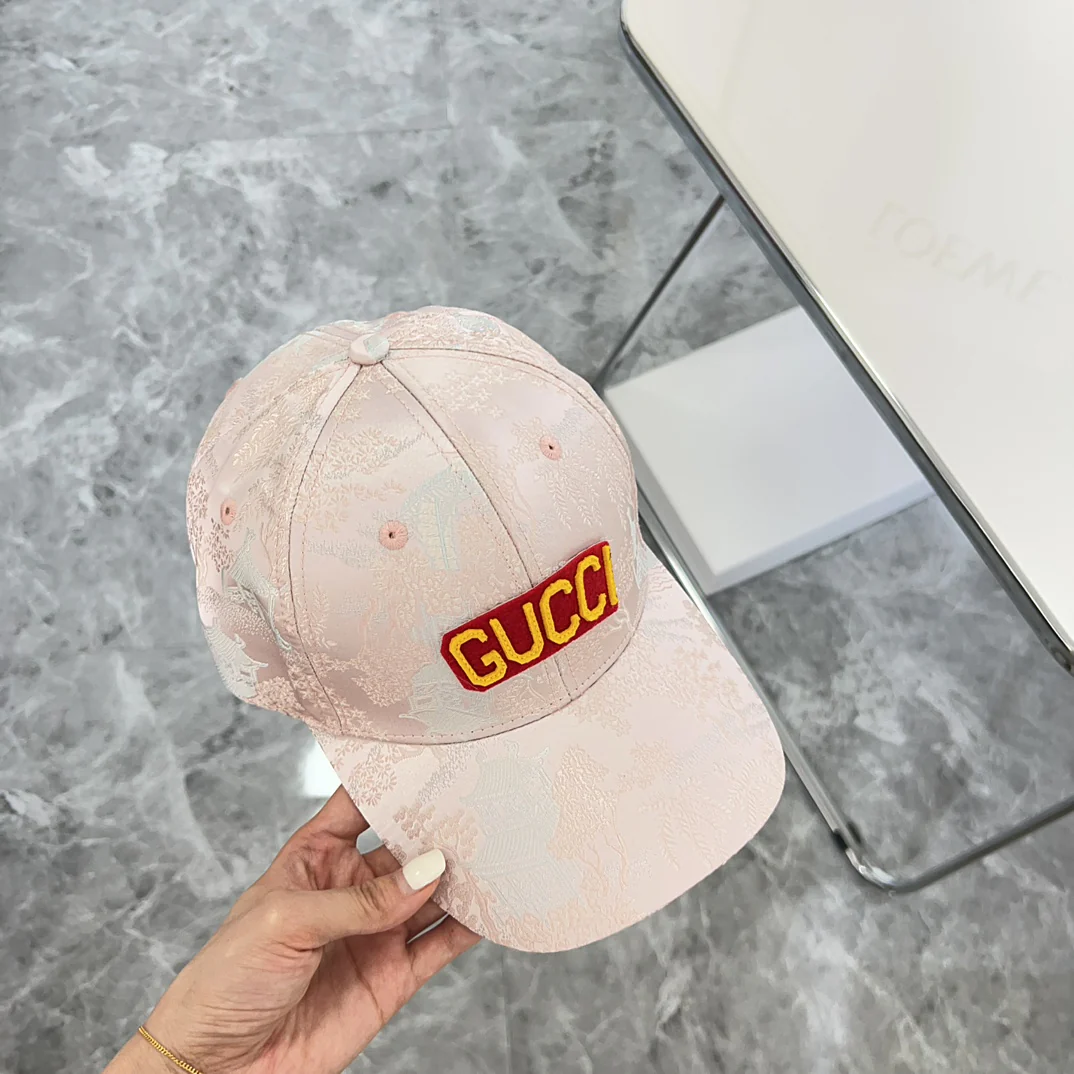 Новая бейсболка Gucci 2024 с вышивкой - розовая.