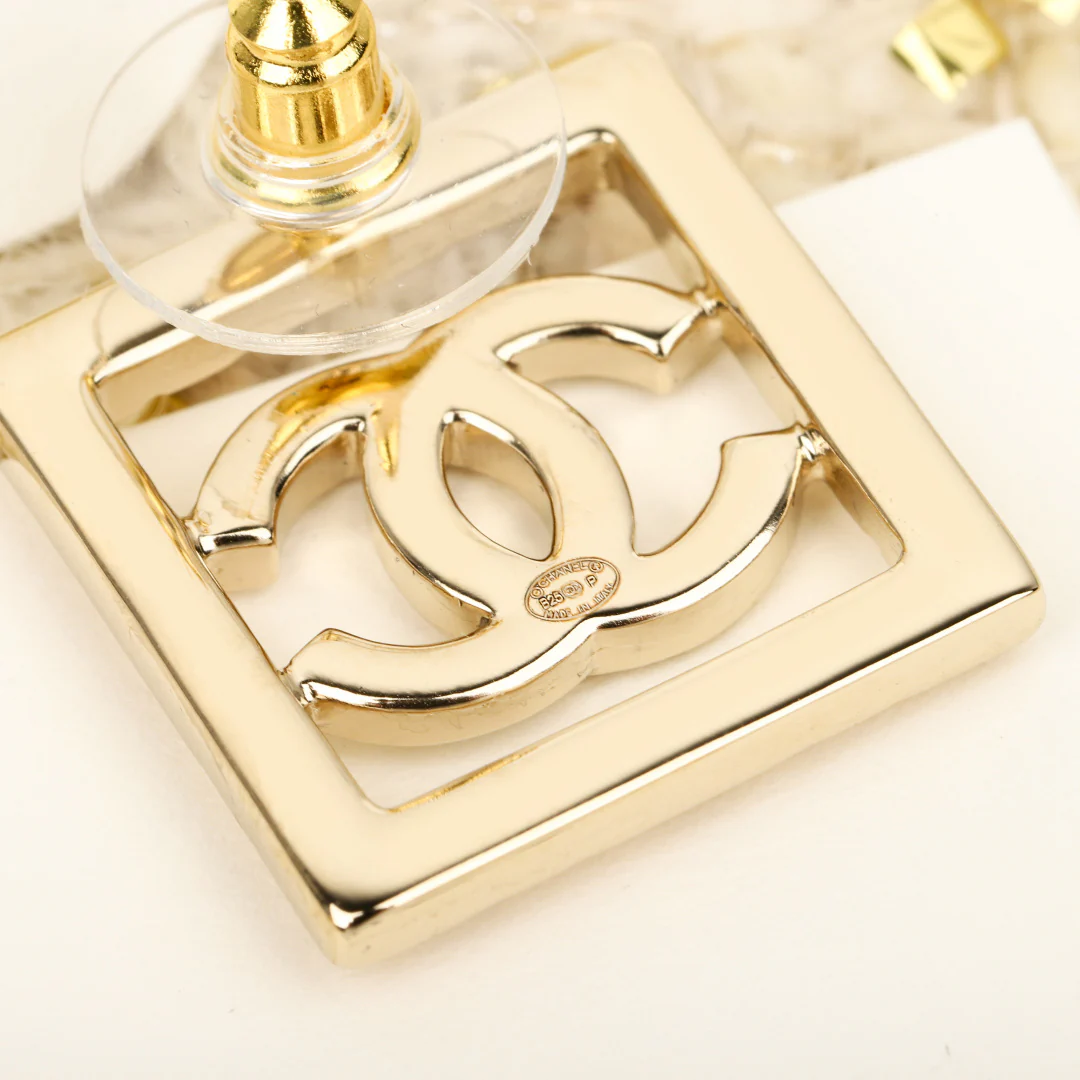 Chanel - Квадратные серьги с выемкой в ??виде двойной буквы С, 25 пенсов