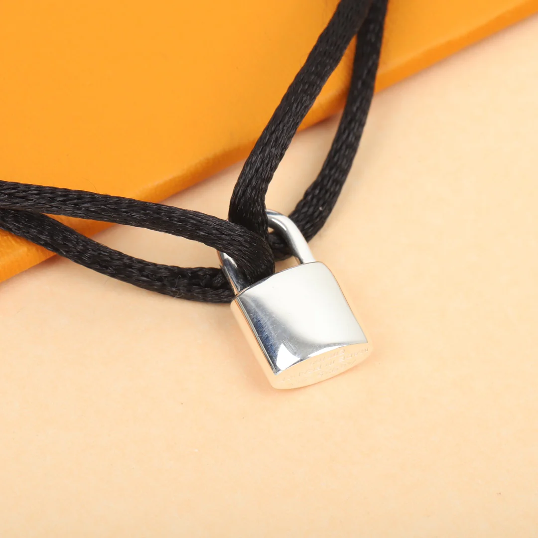 Браслет LV - 18