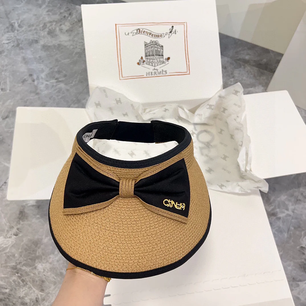 Новая солнцезащитная шляпа Chanel 2024 с золотым бантом и буквами - кофейно-коричневого цвета.