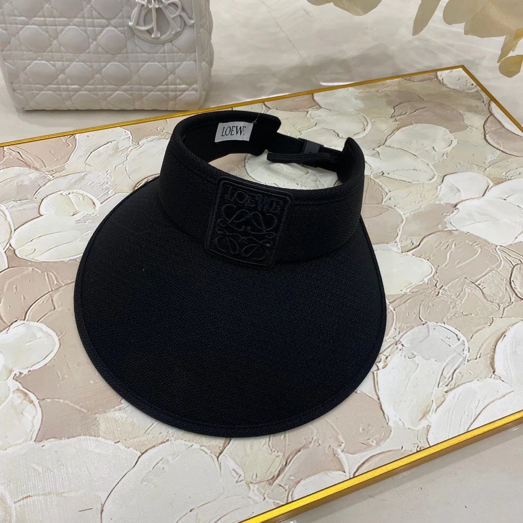 Новая модель от LOUE — солнцезащитная шляпа с вафельной клеткой.