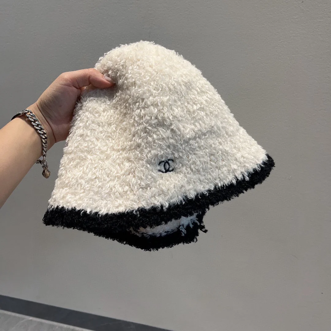 Новая модель меховой рыбацкой шляпы Chanel из осенне-зимней коллекции - белая.