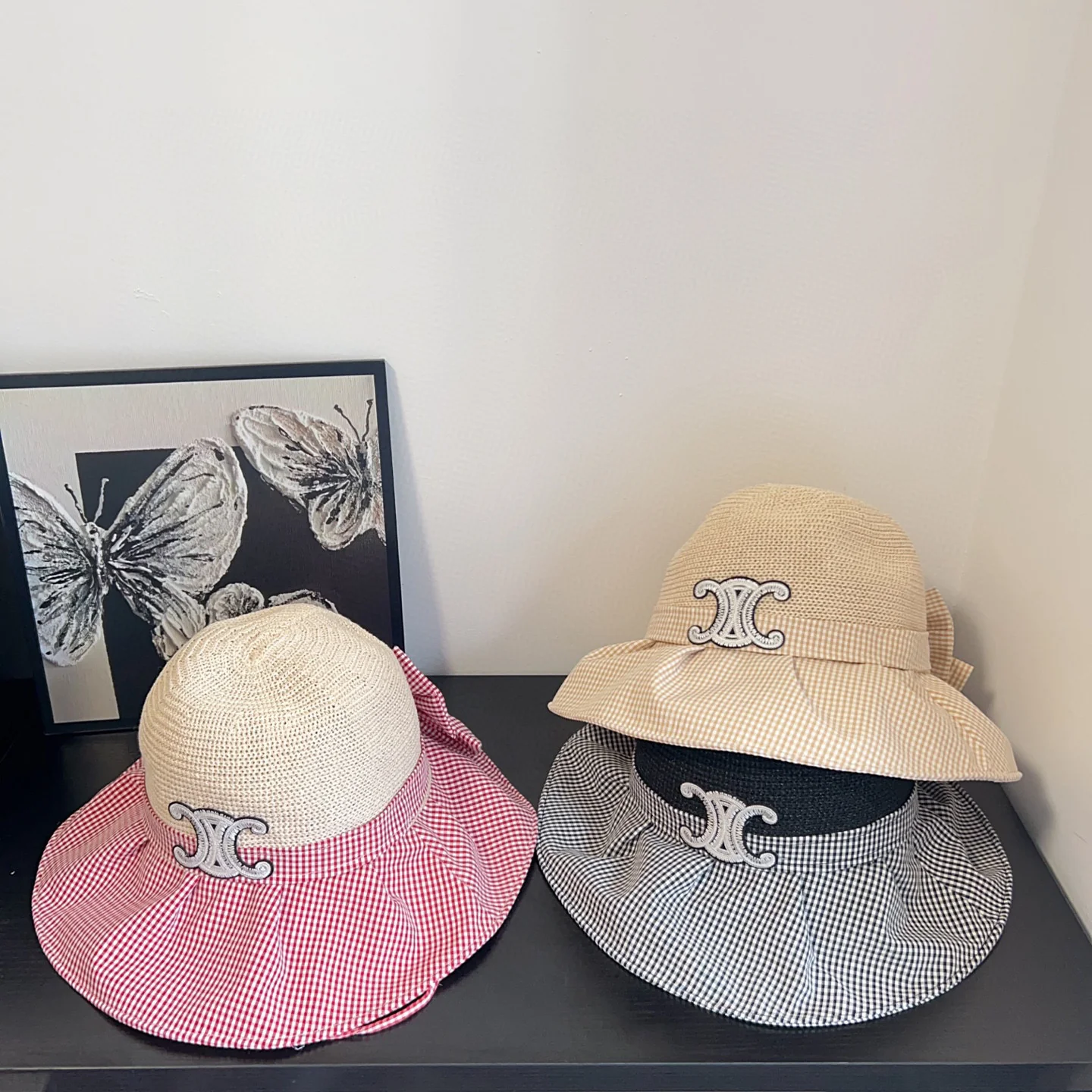 Солнцезащитная шляпа Celine в клетку в курортном стиле 