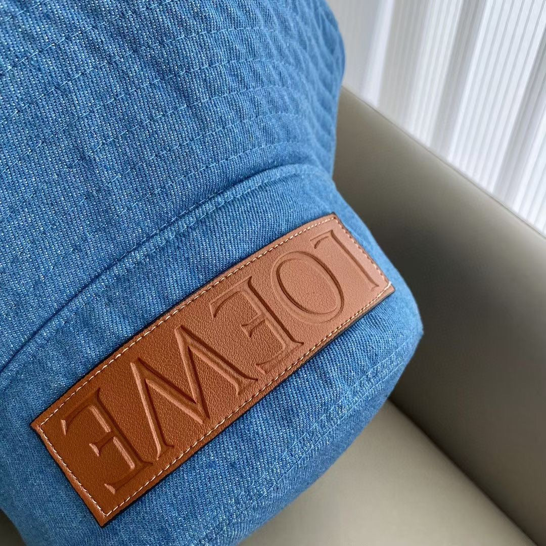 LOEWE - Стильная солнцезащитная шляпа с кожаным узором - Синяя