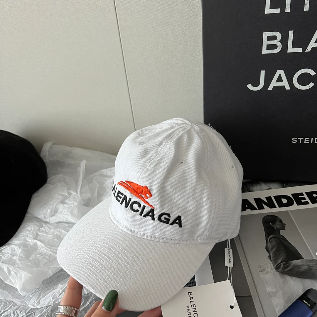Balenciaga - Новая бейсболка с вышивкой