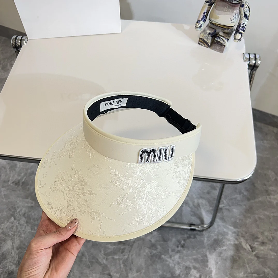 Новая летняя солнцезащитная шляпа Miu Miu 2024 с китайским узором - белая.