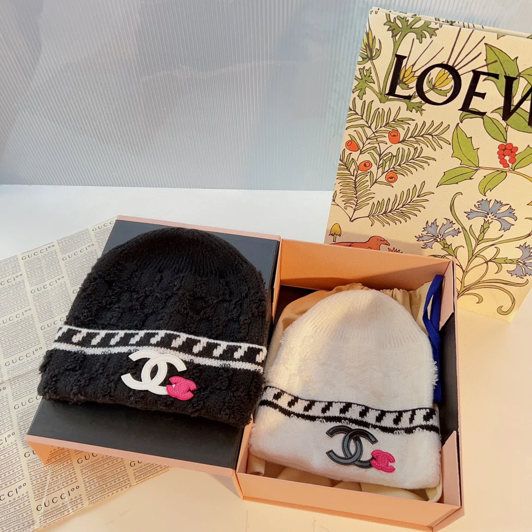 Вязаная шапка Chanel в корейском стиле - черная