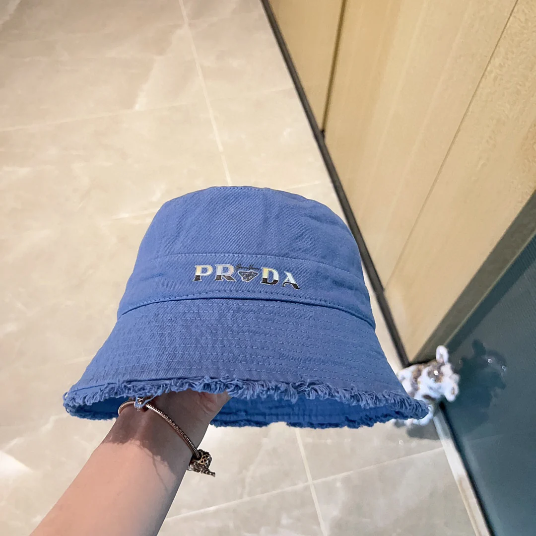 Новинка сезона весна/лето 2023 от Prada - джинсовая панама с кисточками.