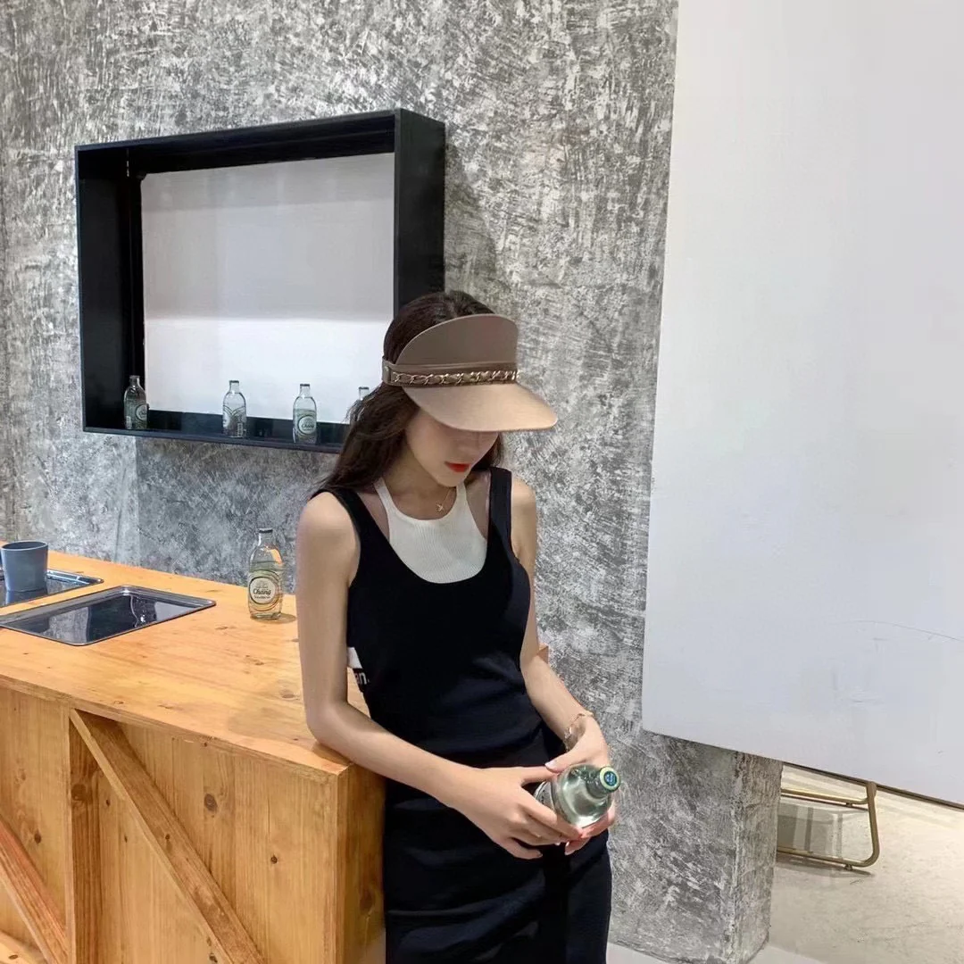 Бейсболка Chanel с цепочкой и защитой от солнца - популярный товар в интернете.