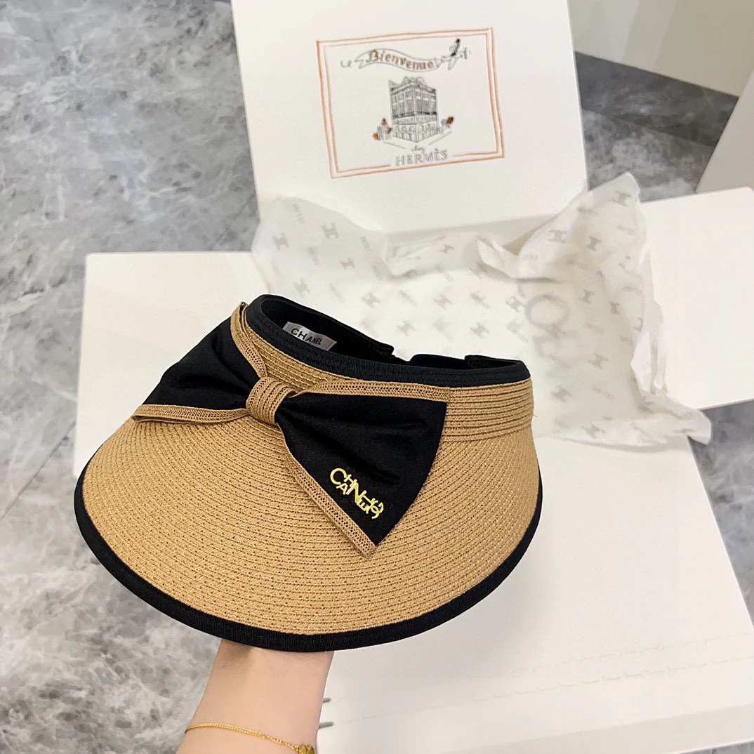 Новая солнцезащитная шляпа Chanel 2024 с золотым бантом и буквами - кофейно-коричневого цвета.