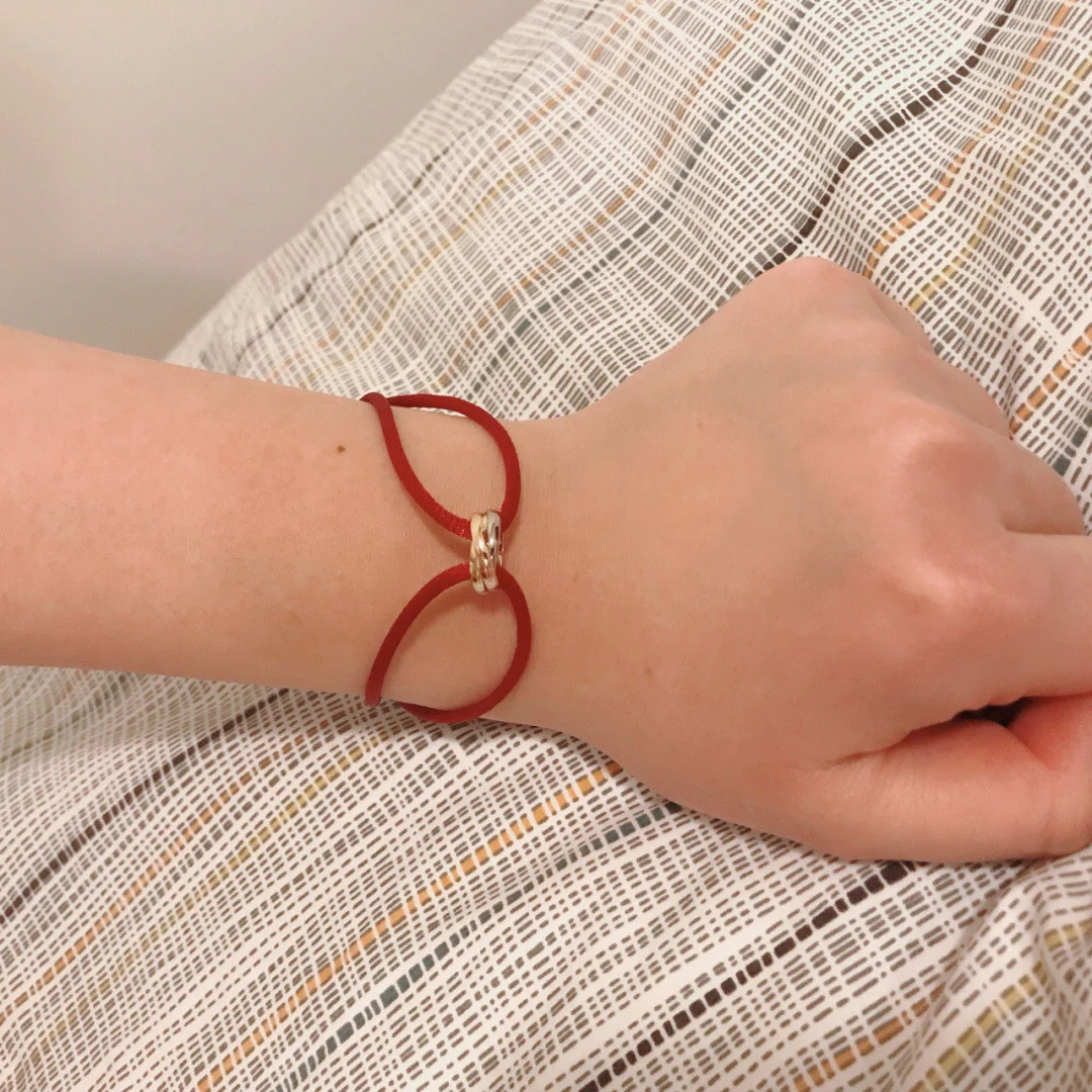 Браслет Cartier — подходит для ношения на расстоянии до 18 см — изображение верхней части тела.