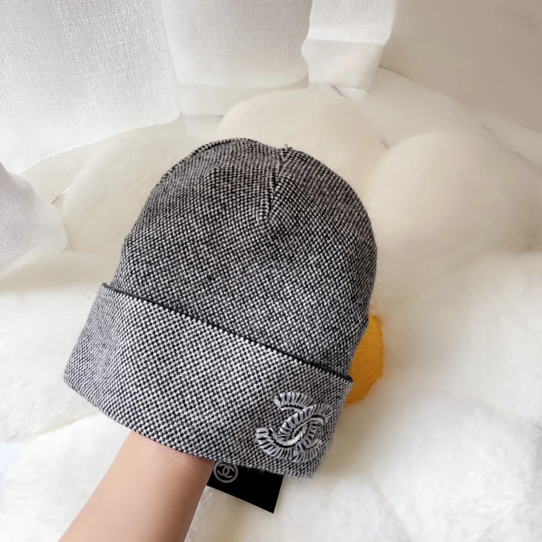 Новая универсальная шапка-бини Chanel из осенне-зимней коллекции.