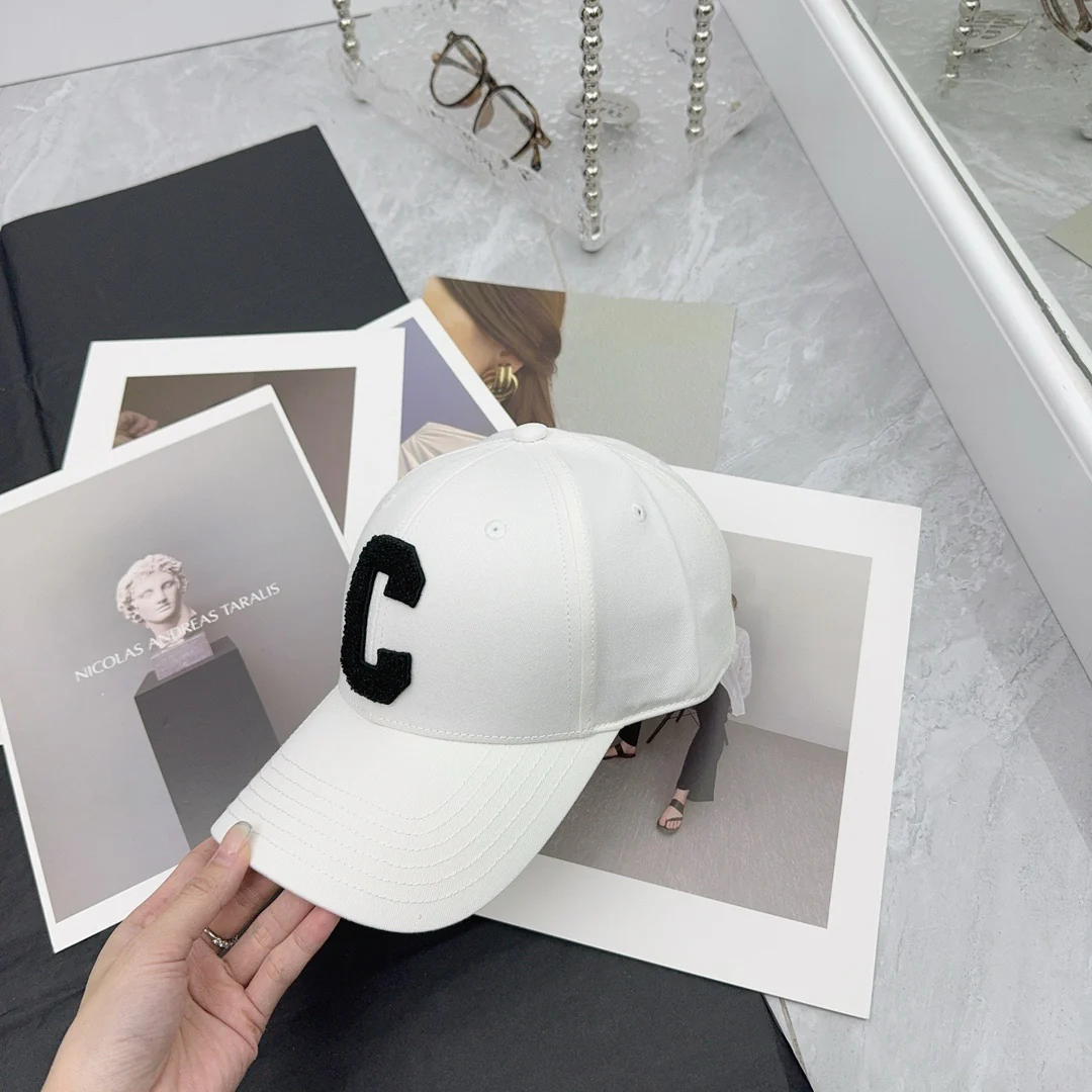 Бейсболка Celine 2025 New Large с вышитой буквой C - белая