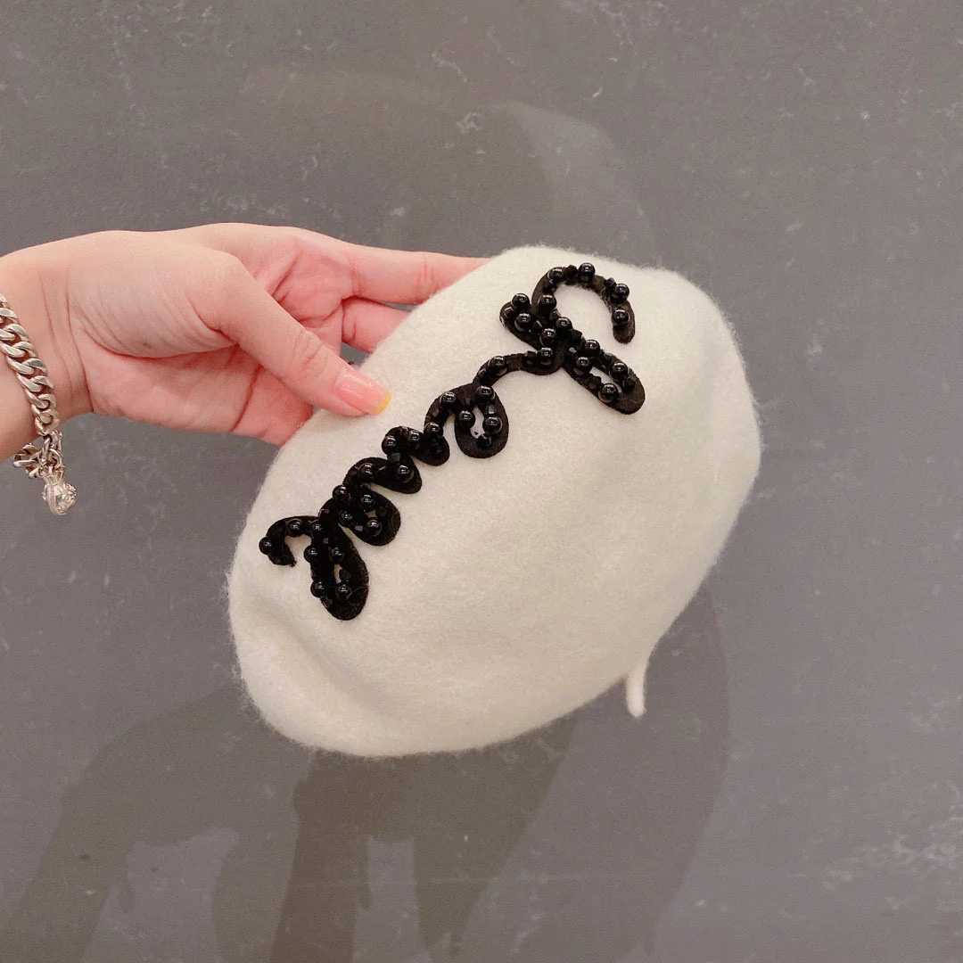 Шерстяной берет Chanel с вышивкой жемчугом - белый