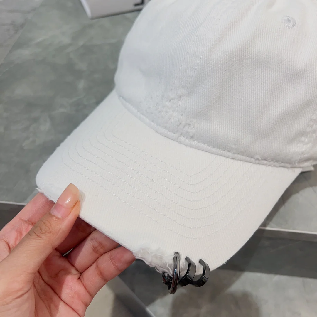 Новинки коллекции Balenciaga весна/лето 2023 - Шляпа с заклепками/Сферическая кепка - Белая