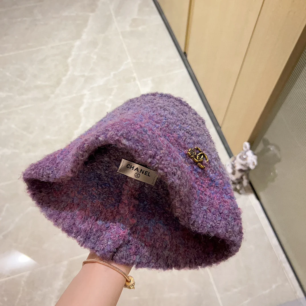 Новая кашемировая рыбацкая шляпа Chanel сезона осень/зима 2023, фиолетовая.
