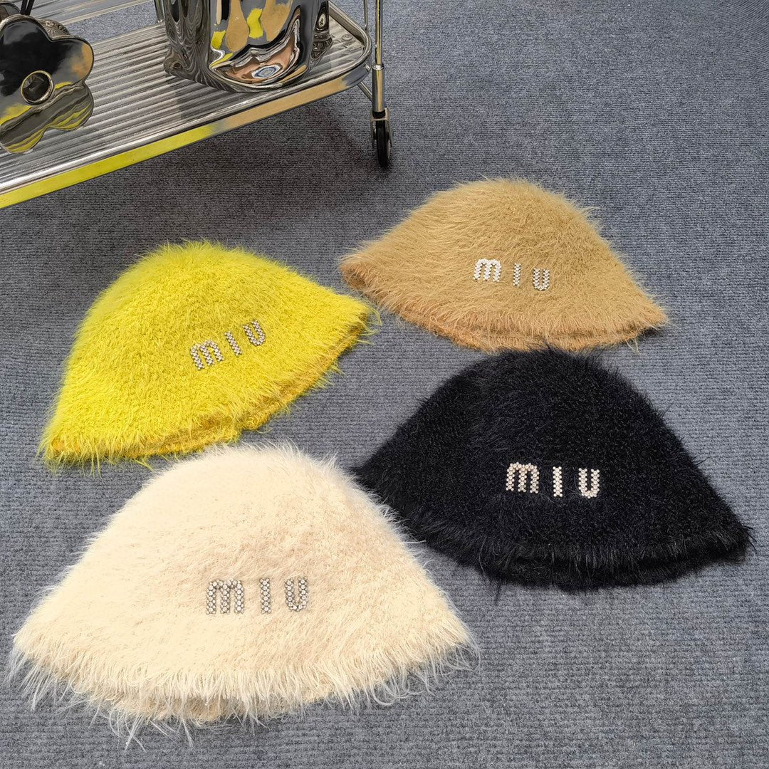 Miu Miu - Популярная осенне-зимняя коллекция: рыбацкая шапка из норки.