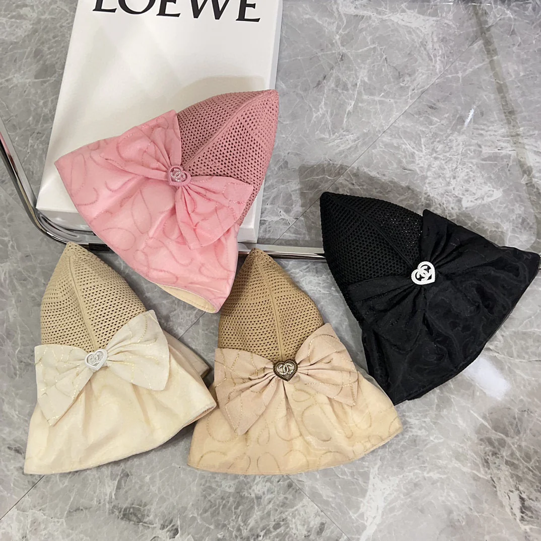 Новая плетеная солнцезащитная шляпа Chanel 2024 с бантом в форме сердца - белая.