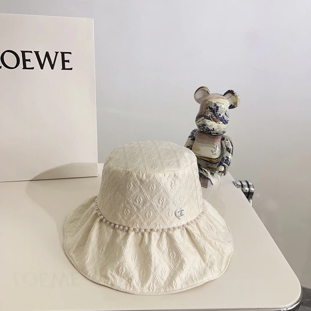 Новая шляпа от солнца Chanel 2024 года в форме сердца с жемчугом - белая.