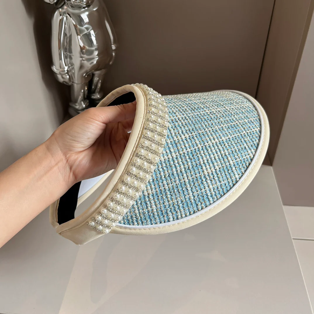 Солнцезащитная шляпа Chanel, украшенная жемчугом, синяя.