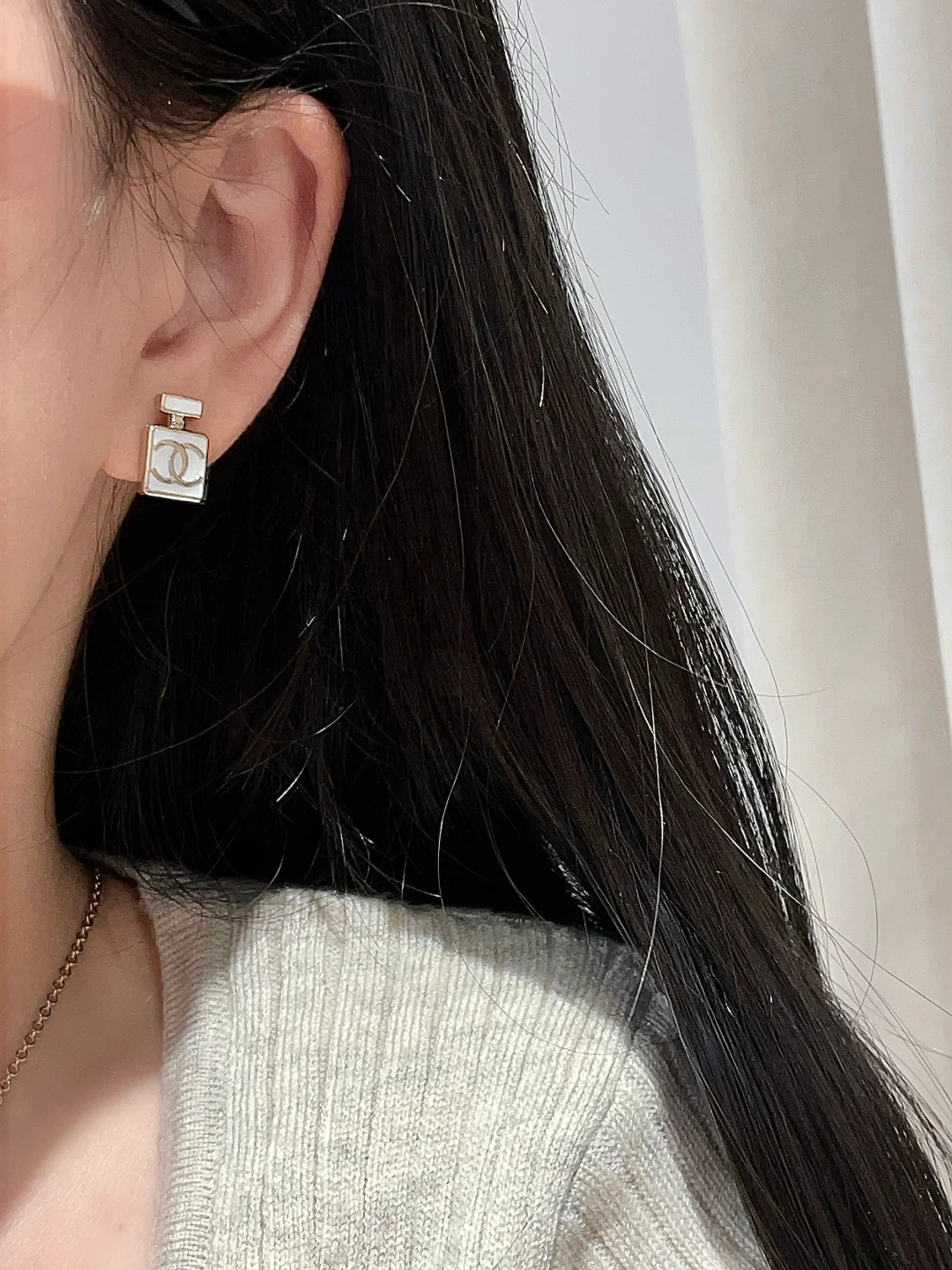 Chanel - Серьги в форме флакона духов из белой эмали, 25 пенсов