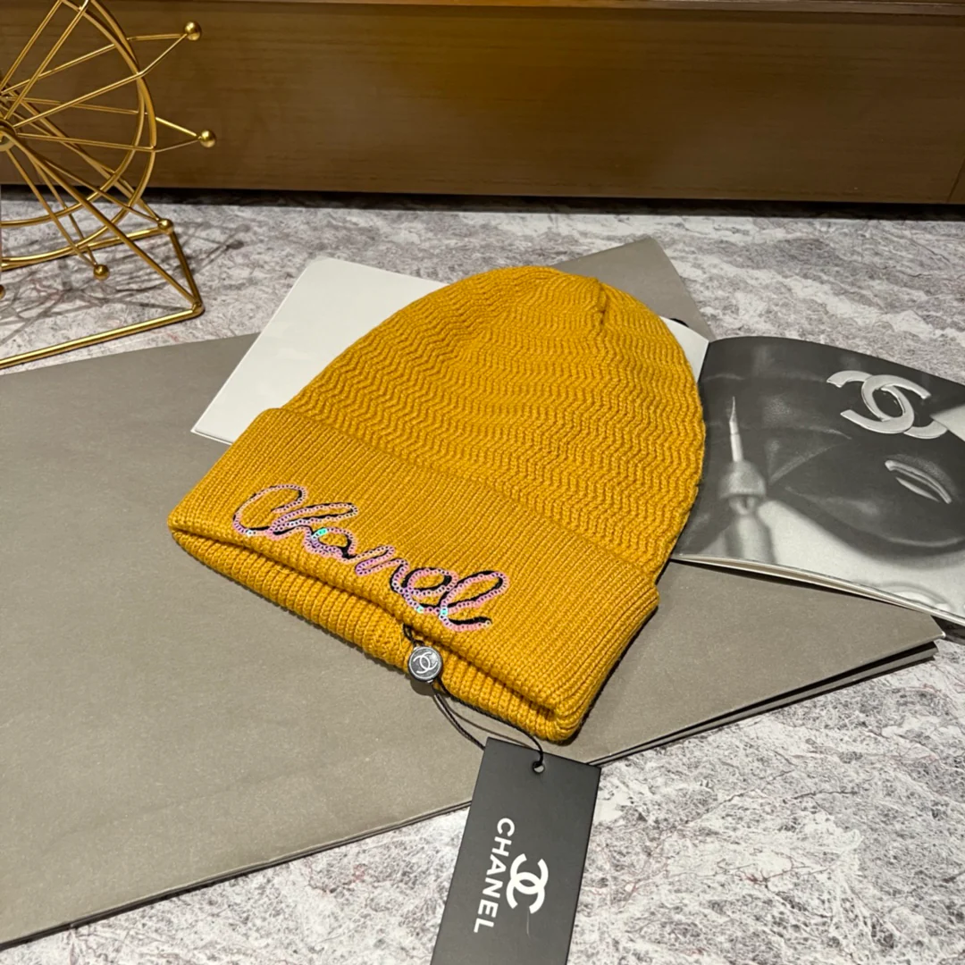 Вязаная шапка Chanel с буквой