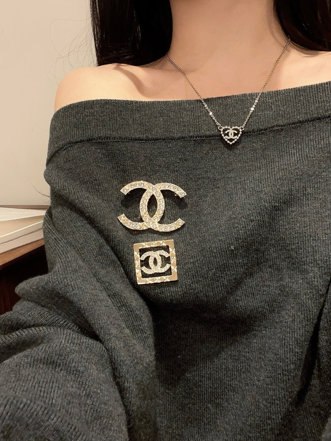 Квадратная ажурная брошь Chanel 25 пенсов.