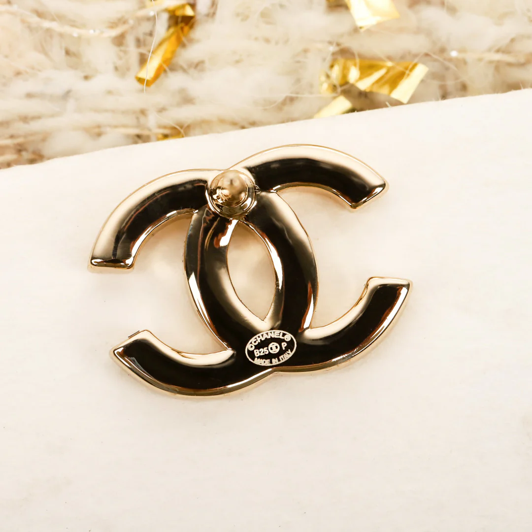 Chanel - Серьги Double C из золота и бриллиантов, цена 25 пенсов.