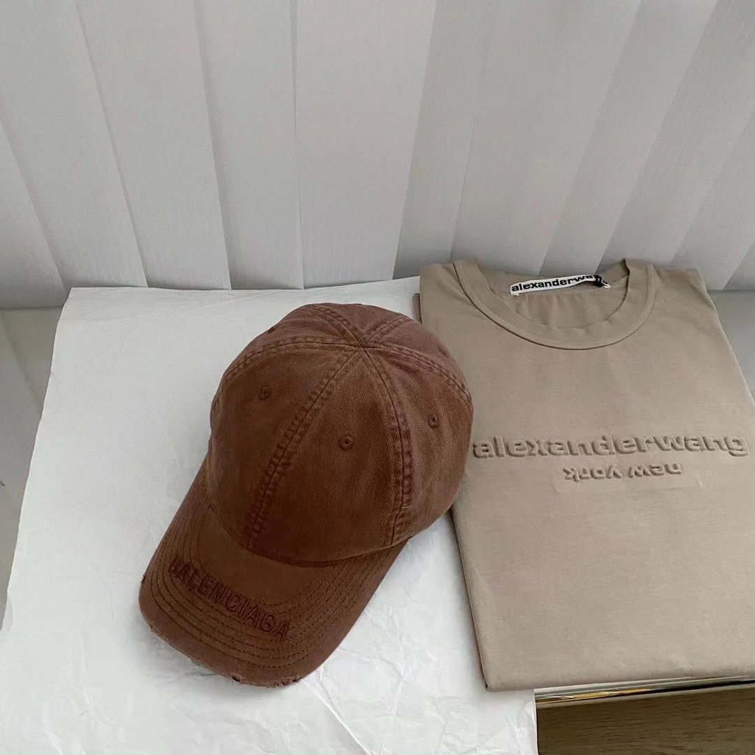 Бейсболка Balenciaga с вышивкой - коричневая