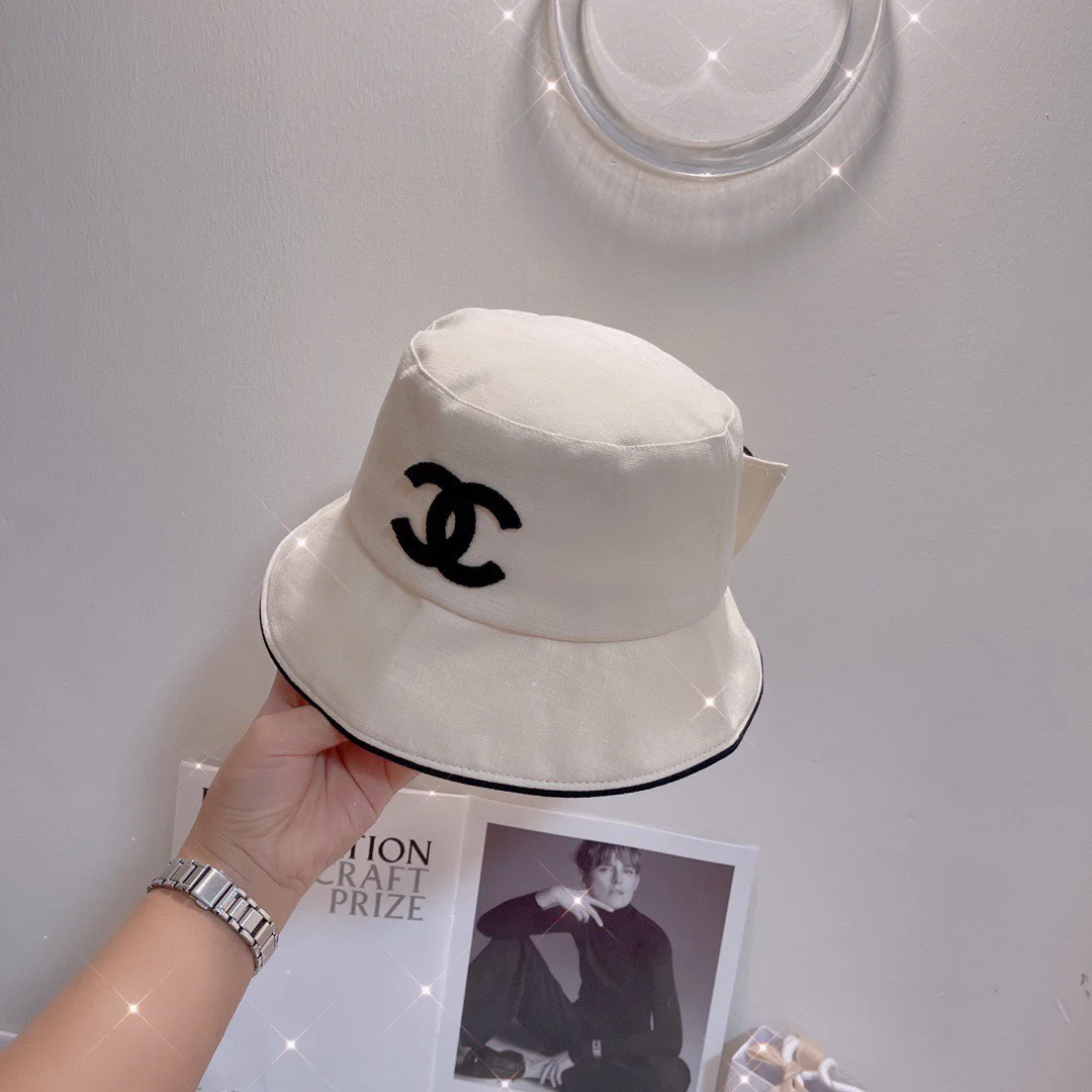 Весенне-летняя рыбацкая шляпа Chanel с разрезом сзади и бантом - белая.