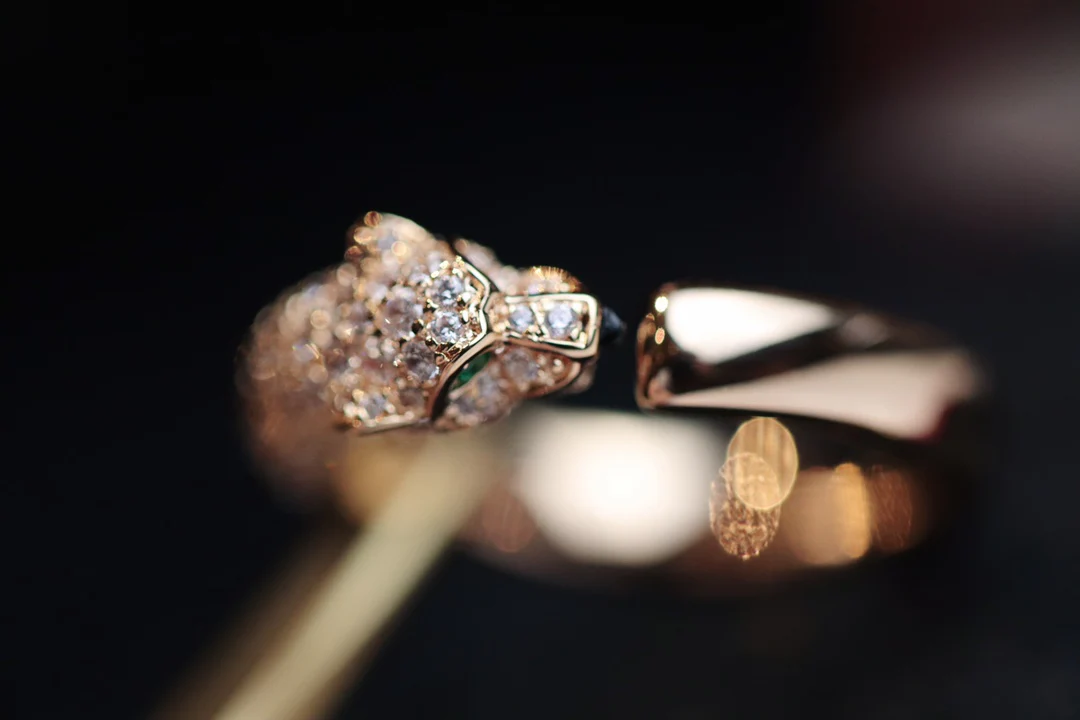 Коллекция Cartier Panther - Розовое золото с полубриллиантами и изумрудами