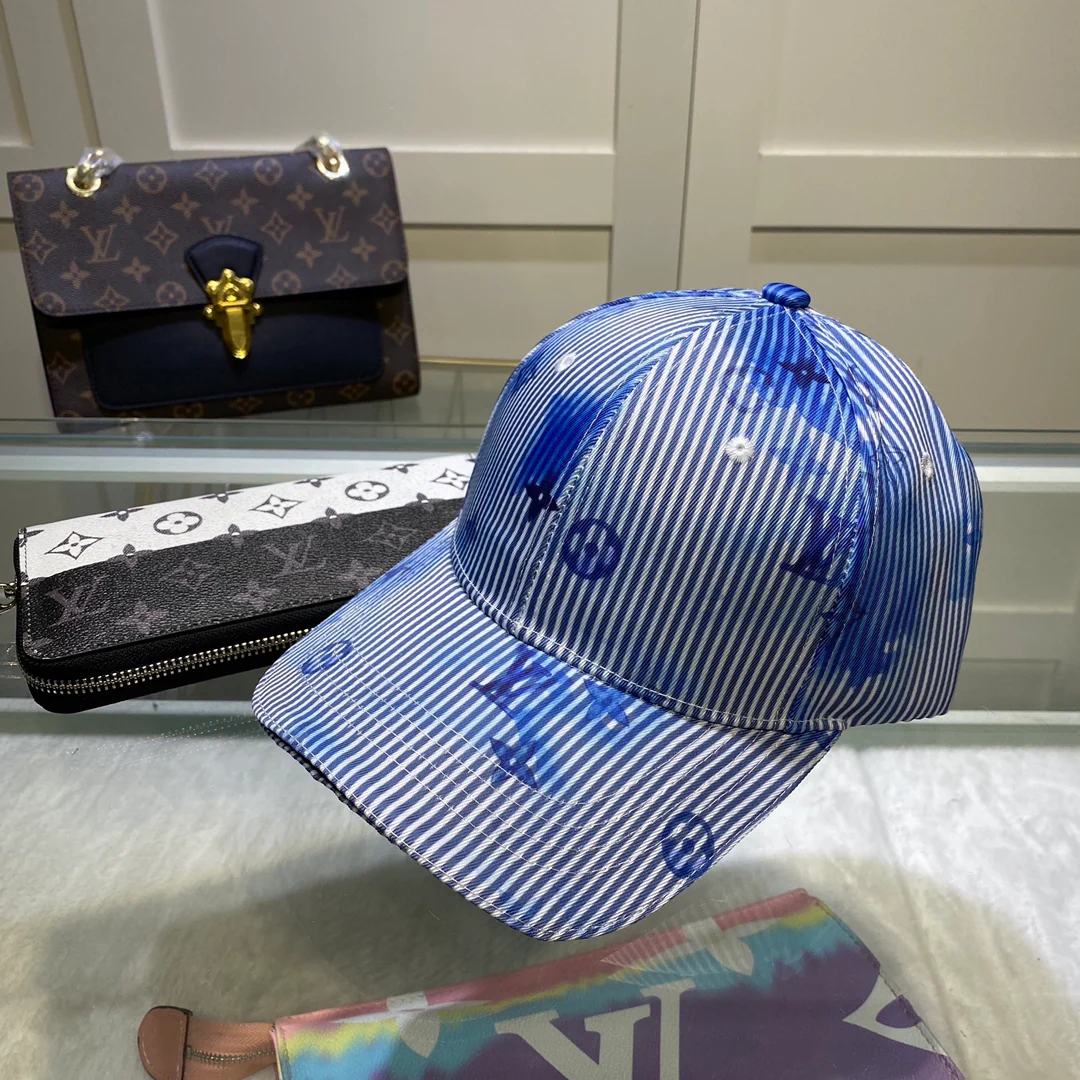 Бейсболка, окрашенная в стиле LV.