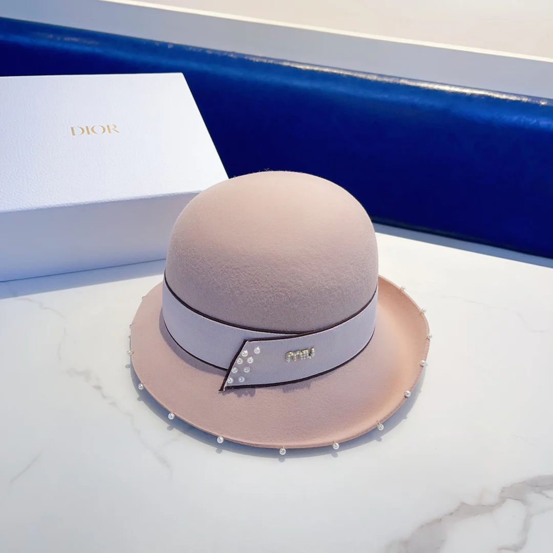 Шерстяная шапка Miu Miu, расшитая бисером вручную, розовая.