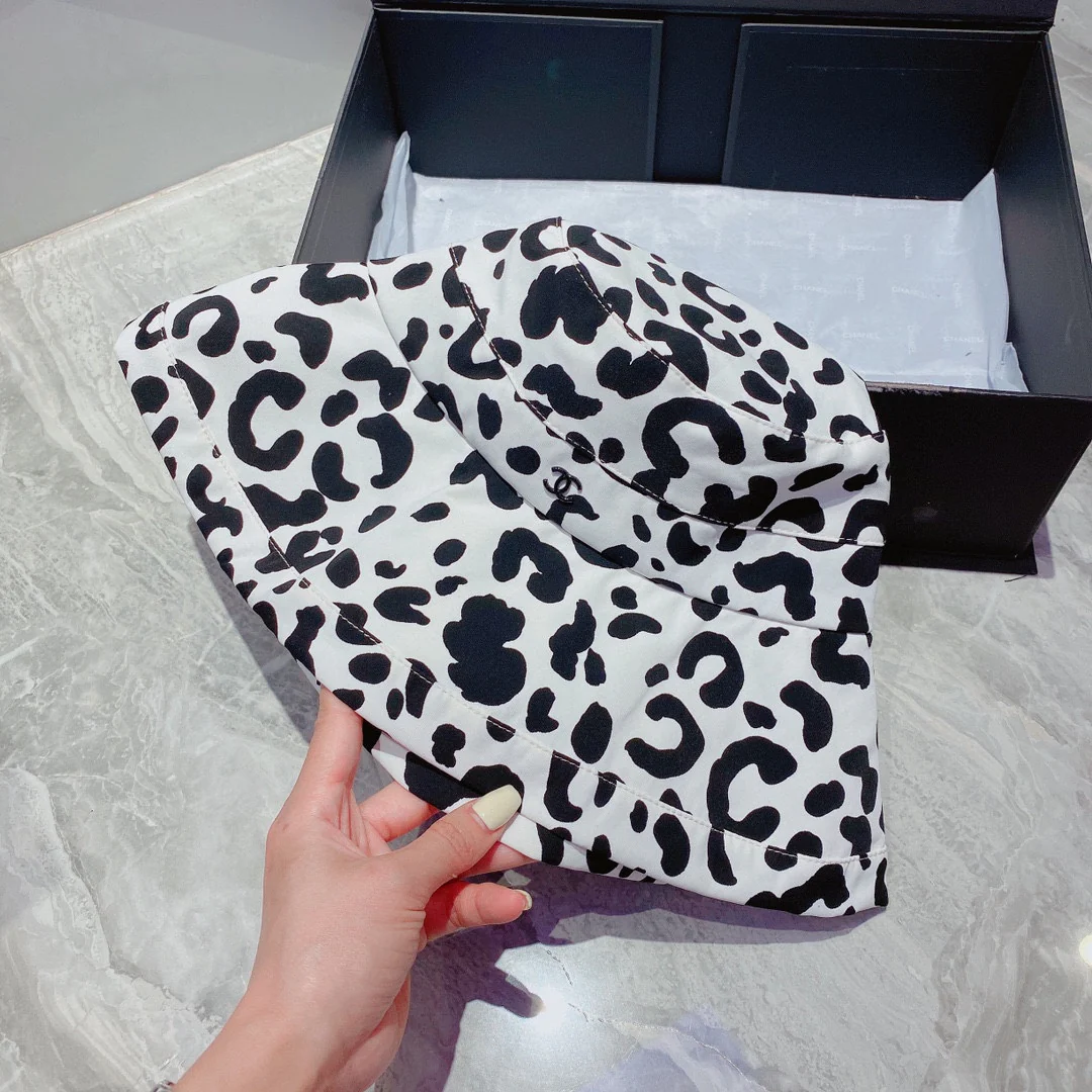 Рыбацкая шляпа Chanel с леопардовым принтом