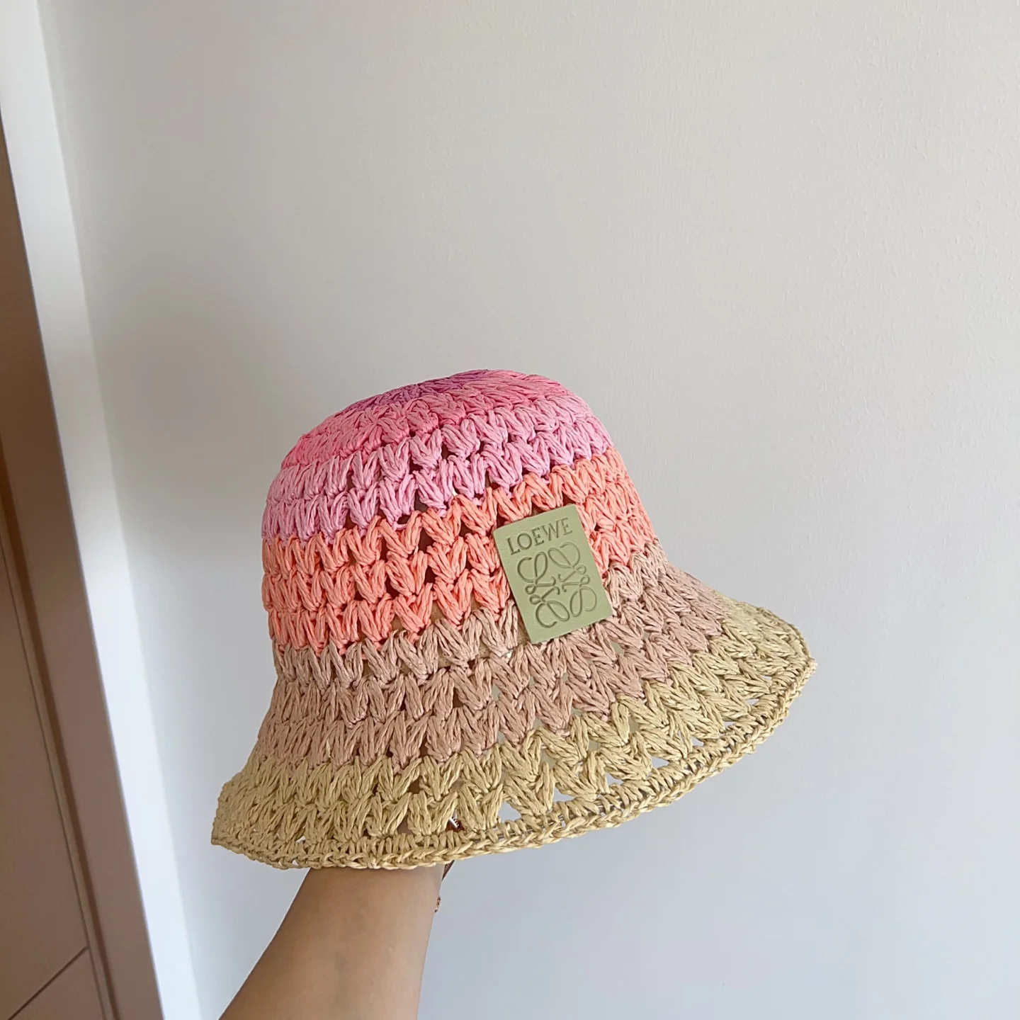 Вязаная крючком солнцезащитная шляпа LOEWE - розовая