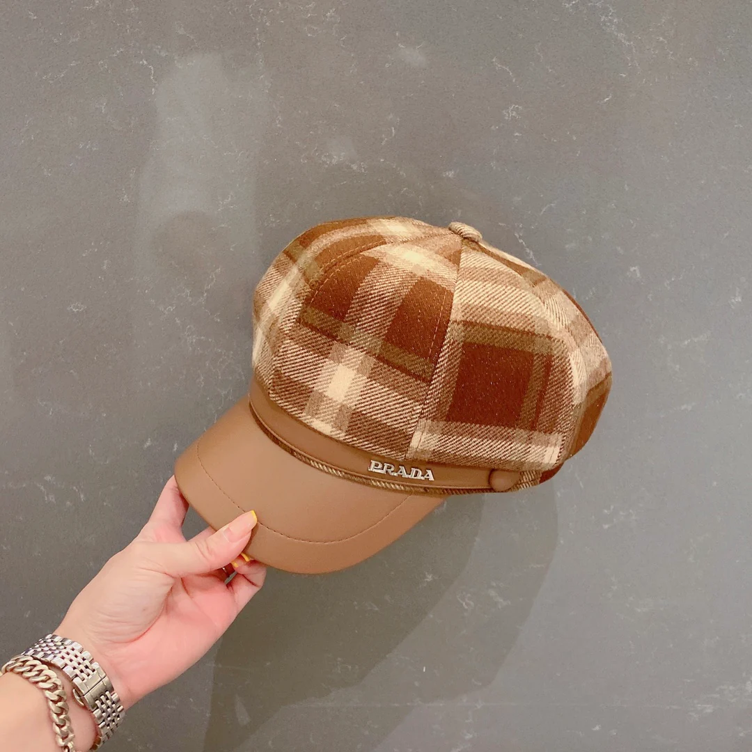 Клетчатая бейсболка Prada - коричневая