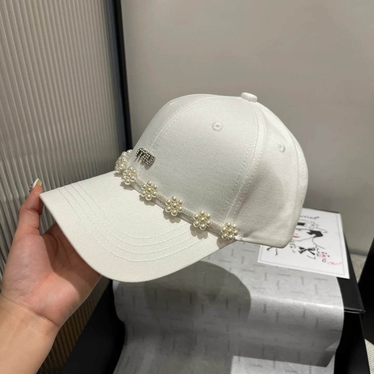 Бейсболка Miu Miu с жемчужным козырьком - белая
