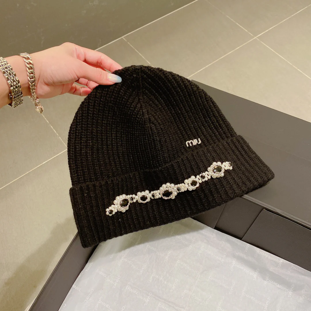 Miu Miu - Маленькая меховая шапочка с жемчужным рисунком - Черная