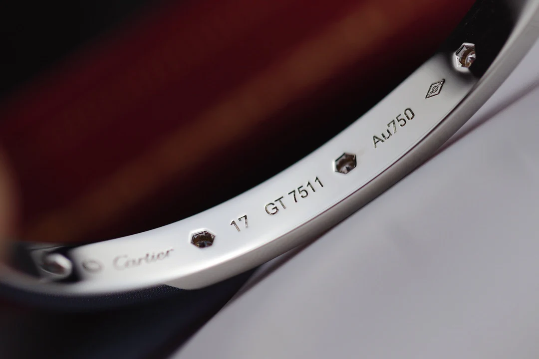 Широкий браслет Cartier Love с 10 бриллиантами