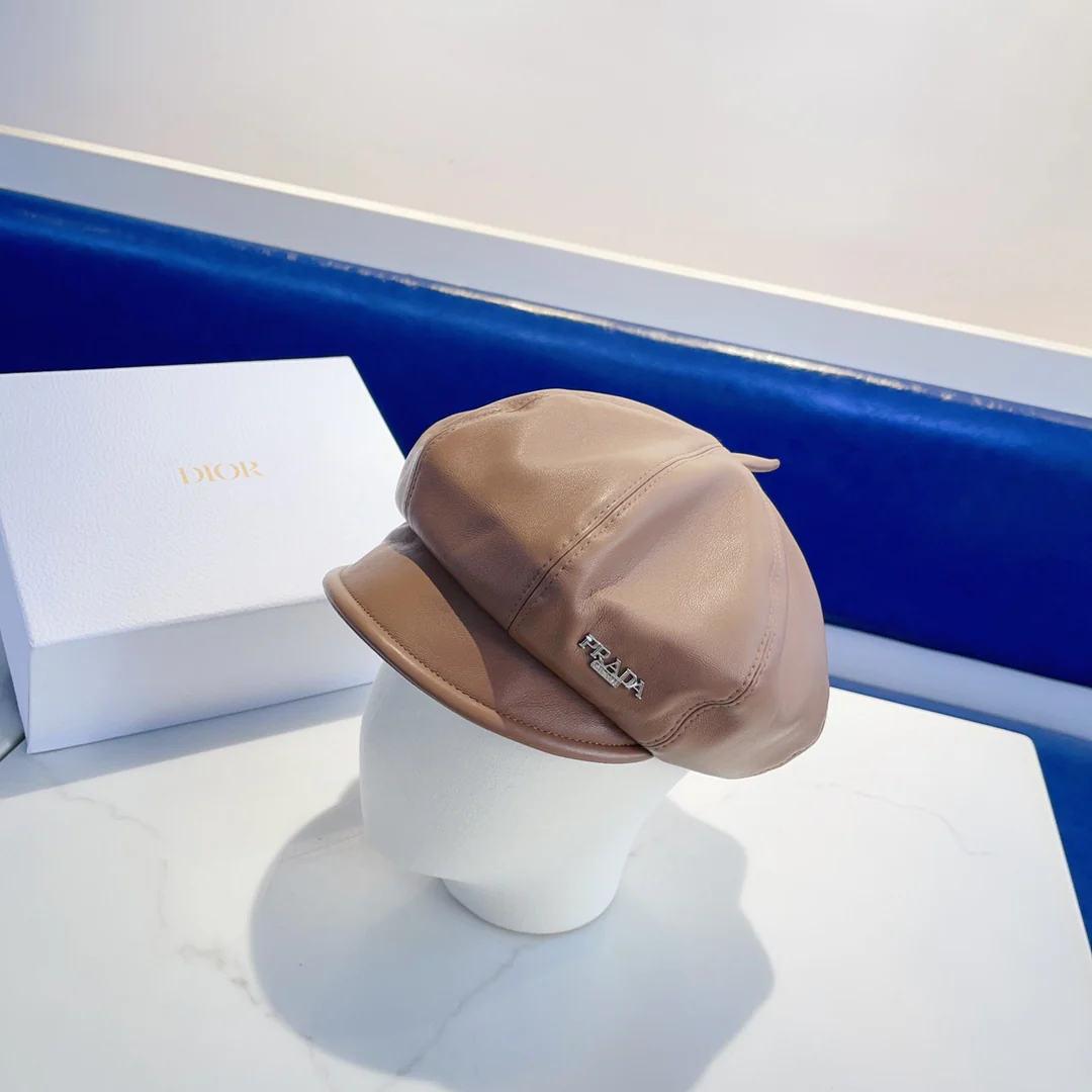 Кожаный берет Prada - абрикосовый