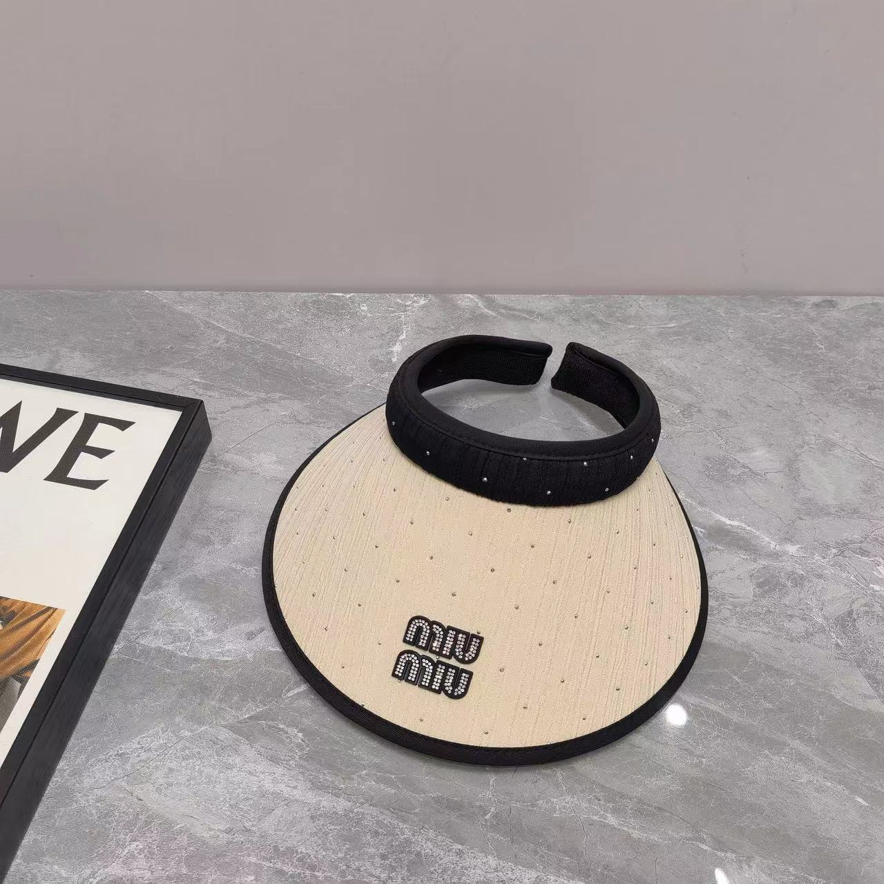 Новая летняя широкополая шляпа от солнца Miu Miu 2024 с пайетками